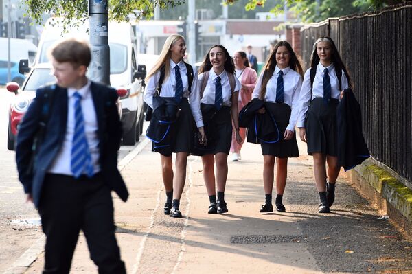 Alumnos de la escuela secundaria Holyrood en Glasgow, Escocia. - Sputnik Mundo