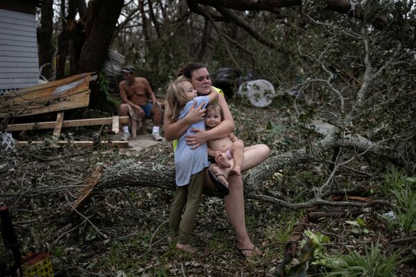 El  fenómeno natural Ida golpeó la costa de Nueva Orleans en el 16 aniversario de Katrina, huracán que en el 2005 rompió represas, inundó la ciudad y mató a 1.800 personas. Aunque la ciudad de Nueva Orleans escapó de las catastróficas inundaciones, los daños siguen siendo significativos.En la foto: una familia en una casa destruida en Golden Meadow, Luisiana (EEUU). - Sputnik Mundo