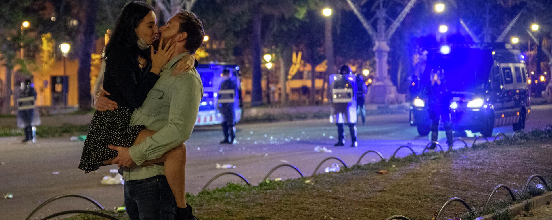 Una pareja se besa en una céntrica calle de Barcelona durante la primera noche sin el estado de alarma - Sputnik Mundo, 1920, 02.09.2021