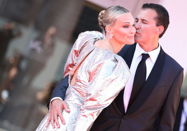 La actriz Molly Sims y su esposo, el productor de cine Scott Stuber, en el estreno de El poder del perro durante el festival de cine. - Sputnik Mundo