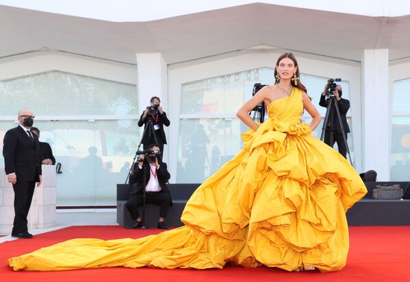 La modelo italiana Bianca Balti  en la inauguración del Festival de Cine. - Sputnik Mundo