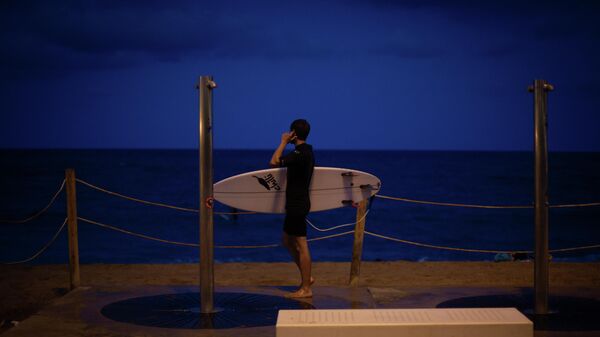 Imagen referencial de un joven que practica surf en una playa. - Sputnik Mundo