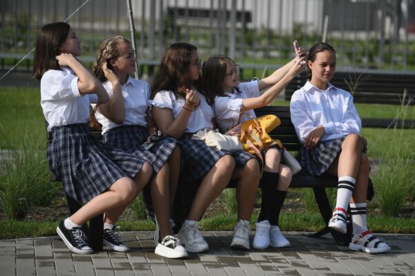 Varias alumnas durante una fiesta solemne dedicada al Día del Conocimiento que se celebra en Rusia el 1 de septiembre, en un nuevo centro de estudios, en Sochi. - Sputnik Mundo