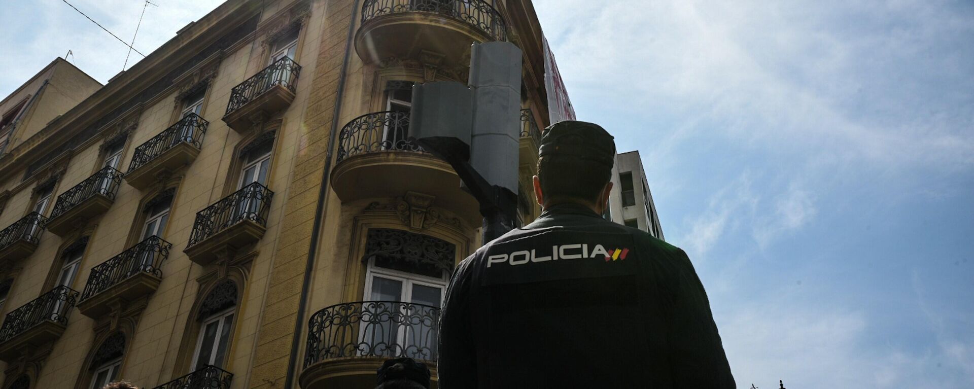 Un agente vigila un edificio 'okupado' en la ciudad española de Valencia (referencial)  - Sputnik Mundo, 1920, 03.09.2021