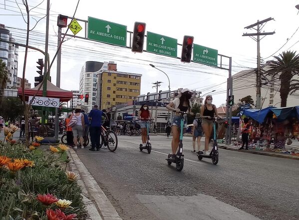 En las calles de la ciudad de Cochabamba, las motos eléctricas se sumaron al paisaje del Día del Peatón. El Gobierno de Luis Arce fomenta la producción y la circulación de estos vehículos impulsados por energías limpias y renovables. - Sputnik Mundo