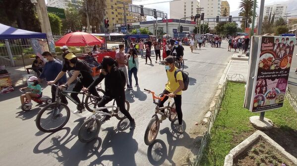 Este domingo 5 de septiembre se realizó en toda Bolivia el Día del Peatón. La circulación vehicular estuvo prohibida durante el día, por lo cual familias, ciclistas, grupos de amigos y skaters, entre muchos otros, tomaron las calles de las principales ciudades del país. - Sputnik Mundo