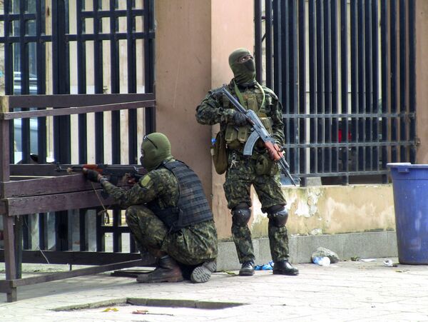 Los militares instan a los residentes a no salir de casa. En la foto:fuerzas especiales se desplazan en una calle de la capital de Guinea. - Sputnik Mundo