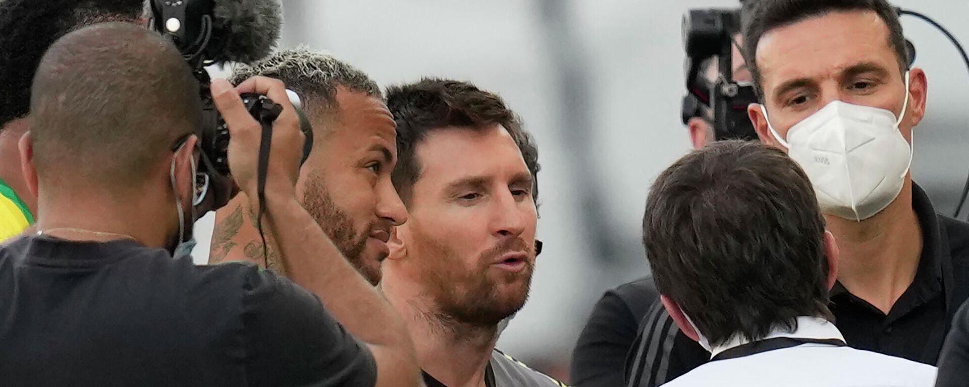El argentino Lionel Messi y el brasileño Neymar discuten tras la suspensión de Brasil-Argentina por las Eliminatorias hacia Catar 2022 - Sputnik Mundo, 1920, 06.09.2021