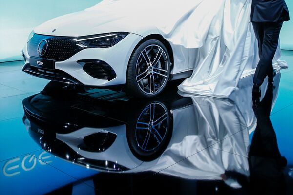 En la inauguración se presentóel modeloEQE de Daimler AG. - Sputnik Mundo