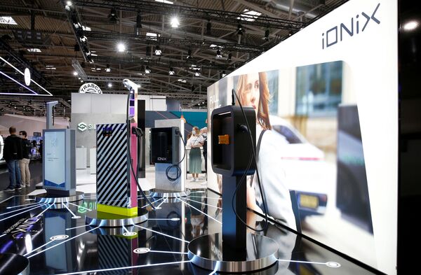 Las estaciones de carga iONiX en el Salón de Múnich 2021. - Sputnik Mundo