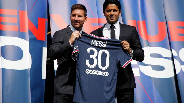 Lionel Messi y el presidente del PSG, Nasser Al-Khelaifi - Sputnik Mundo