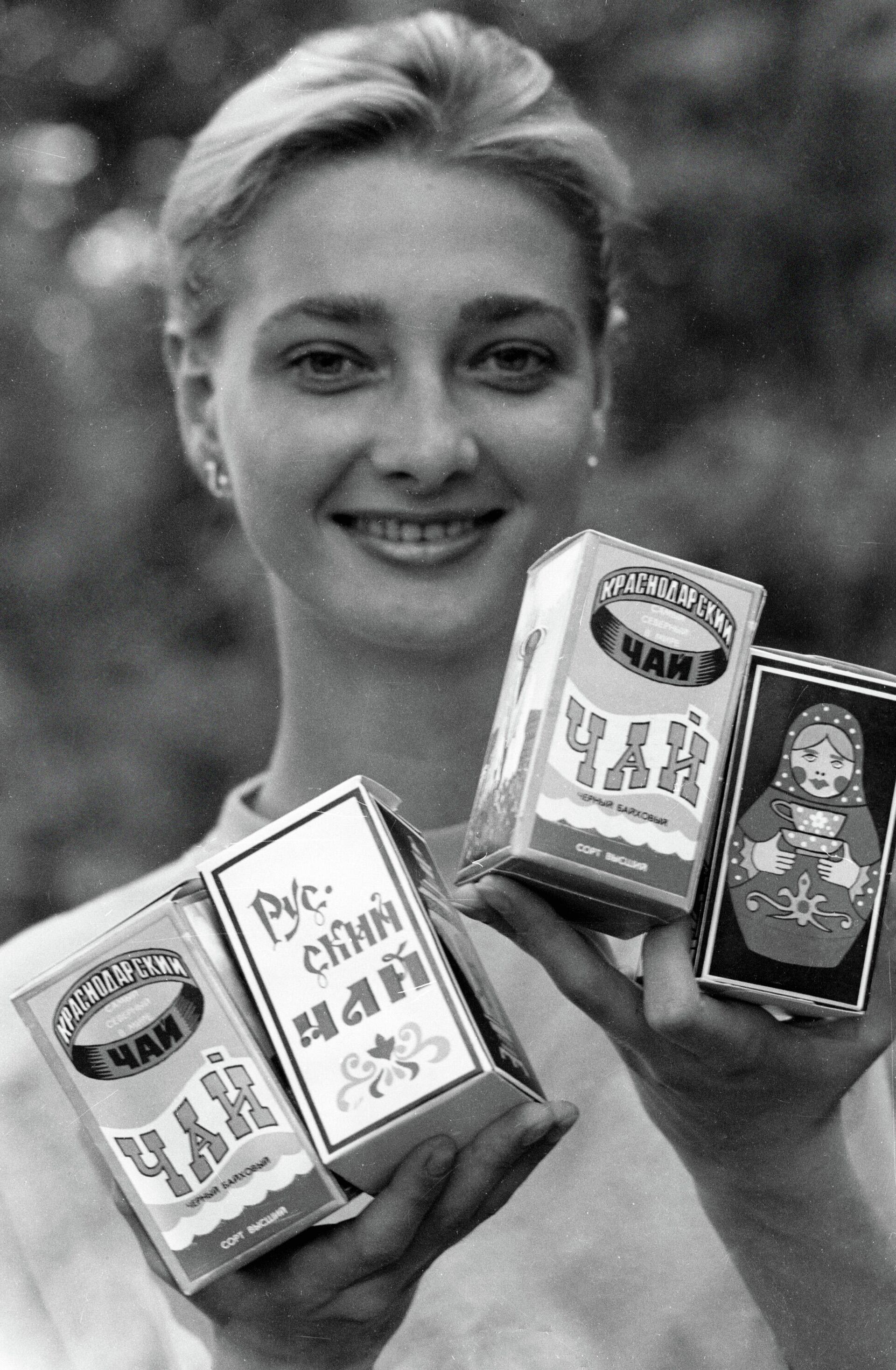 Una mujer presentando el té soviético - Sputnik Mundo, 1920, 07.09.2021