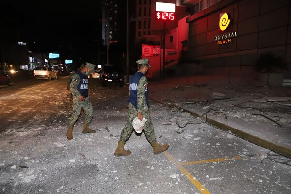 Los militares mexicanos caminan por una calle de Acapulco cubierta de escombros tras el terremoto. - Sputnik Mundo