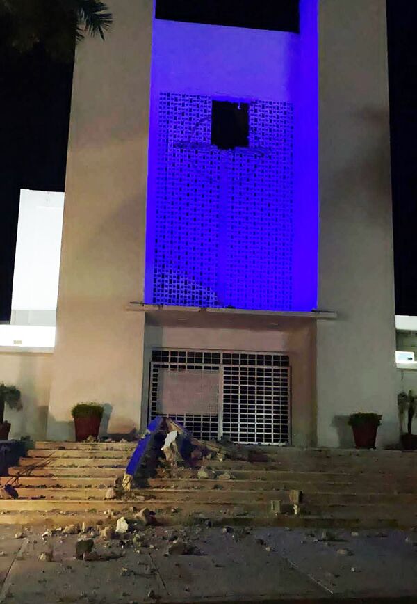 La entrada de una iglesia en Acapulco con escombros en las escaleras tras el terremoto. - Sputnik Mundo