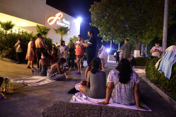 Tras el terremoto de magnitud 7,1 se han registrado más de 70 réplicas.En la foto: los huéspedes de un hotel de Acapulco también evacuaron sus habitaciones y esperaron en la calle hasta que pase el temblor. - Sputnik Mundo