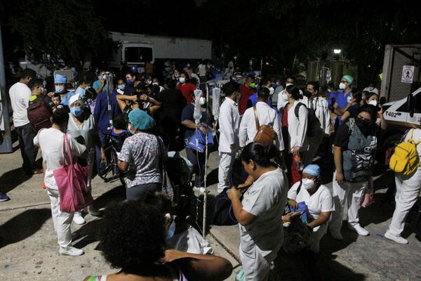 Según la Comisión Federal de Electricidad, el sismo dejó sin energía eléctrica a cerca de 1,6 millones de personas en todo el país.En la foto: varios pacientes y personal médico evacuados del Hospital General de Acapulco. - Sputnik Mundo