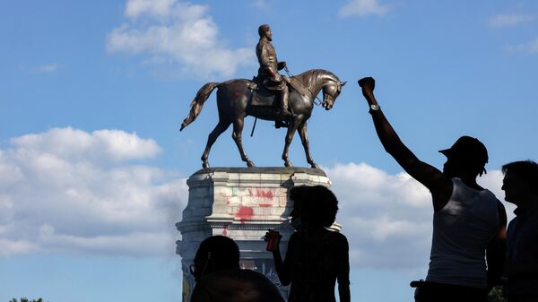 La estatua del general confederado Robert E. Lee en Virginia, EEUU - Sputnik Mundo