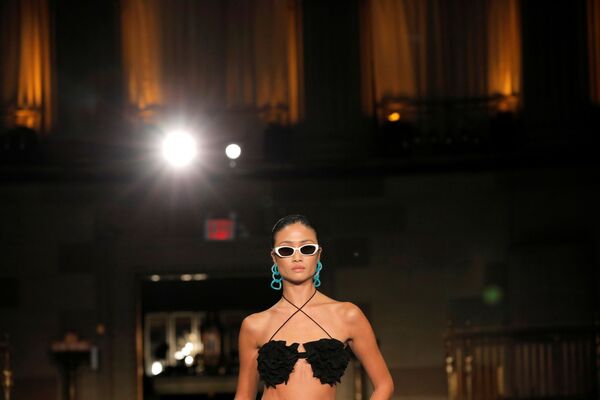 Una modelo presenta una creación de Gauntlett Cheng durante el desfile VMA x New Generation en la Semana de la Moda de Nueva York. - Sputnik Mundo