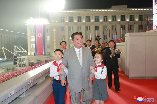 El evento contó con la presencia del líder del país, Kim Jong-un, quien solamente observó el desfile, sin dar su discurso tradicional. - Sputnik Mundo
