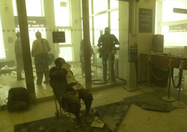 El vuelo 11 de American Airlines se estrelló a las 8:46 (hora local) contra la torre norte del WTC, entre los pisos 94 y 98. En la foto: un hombre herido en una silla cerca del World Trade Center durante el ataque terrorista en Nueva York. - Sputnik Mundo