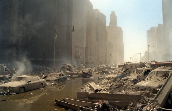 La organización terrorista Al-Qaeda (prohibida en Rusia) se atribuyó la responsabilidad de los ataques terroristas. En la foto: una calle del Bajo Manhattan después del colapso de las torres del World Trade Center. - Sputnik Mundo