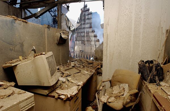Una oficina destruida y una vista de las ruinas del World Trade Center en Nueva York, pocos días después del ataque terrorista. - Sputnik Mundo