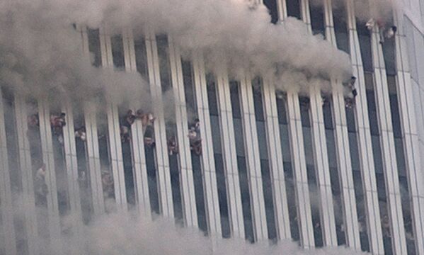 Al menos 600 personas murieron en los pisos superiores del WTC-2. Unas 200 personas atrapadas en los pisos superiores de las torres saltaron para evitar morir quemados. Su caída fue observada por numerosos testigos. En la foto: personas en los pisos superiores de la torre WTC-1 después del ataque terrorista. - Sputnik Mundo