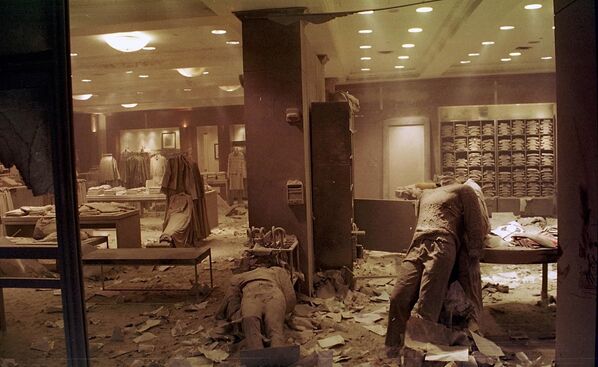 Los escombros en el lugar del colapso de las torres del WTC siguieron ardiendo durante otros 99 días. La limpieza completa del territorio no se completó hasta marzo de 2002. En la foto: una tienda destruida cerca del World Trade Center después del ataque terrorista en Nueva York. - Sputnik Mundo