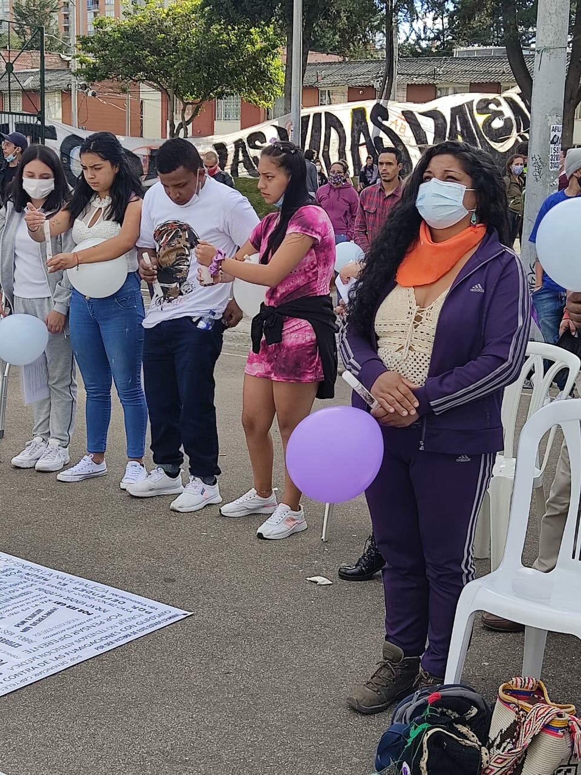 Familiares de las víctimas que murieron en medio de protestas contra la policía hace un año, les hicieron un homenaje este jueves en la zona del Verbenal, norte de Bogotá, epicentro de las manifestaciones - Sputnik Mundo, 1920, 10.09.2021