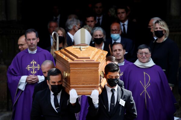El funeral tuvo lugar en una de las iglesias más antiguas de París, Saint-Germain-des-Pres. Cientos de fans se congregaron a la puerta de la catedral para dar el último adiós a su ídolo. - Sputnik Mundo