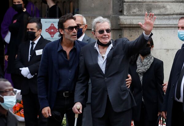 El director Claude Lelouch y los actores Pierre Richard y Alain Delon (en la foto) también asistieron a la ceremonia. - Sputnik Mundo
