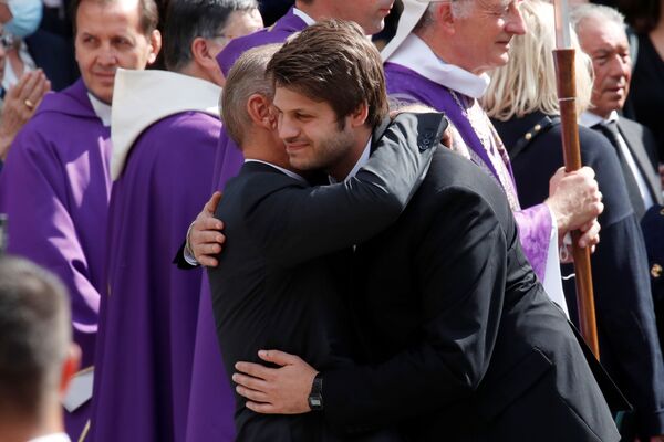 Paul Belmondo abraza a su hijo Alessandro. - Sputnik Mundo