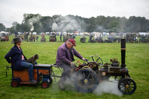 Un hombre conduce una pequeña máquina de vapor que ensambló por sí mismo, en una carrera de locomotoras celebrada en Yorkshire. - Sputnik Mundo