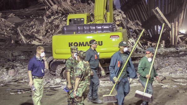 Trabajadores limpiando la Zona Cero al día siguiente de los atentados del 11 de septiembre de 2001 - Sputnik Mundo
