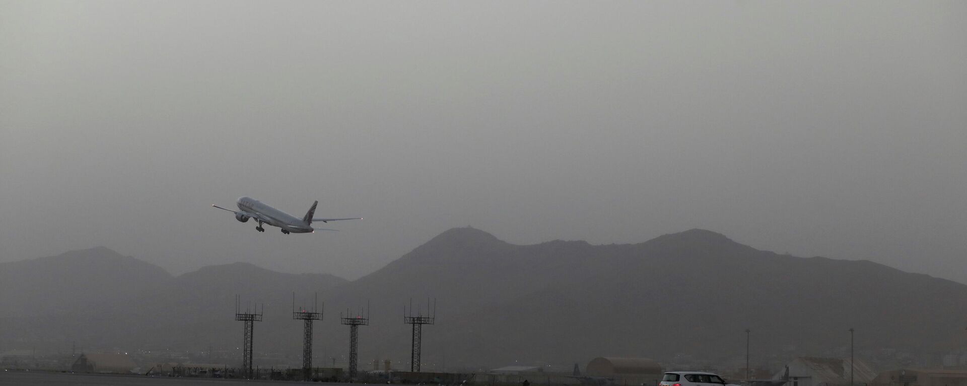 Un avión despega del aeropuerto de Kabul, el 10 de septiembre de 2021 - Sputnik Mundo, 1920, 11.09.2021