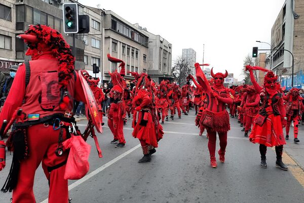 El colectivo Diablos Rojos hace un homenaje a Víctor Jara - Sputnik Mundo