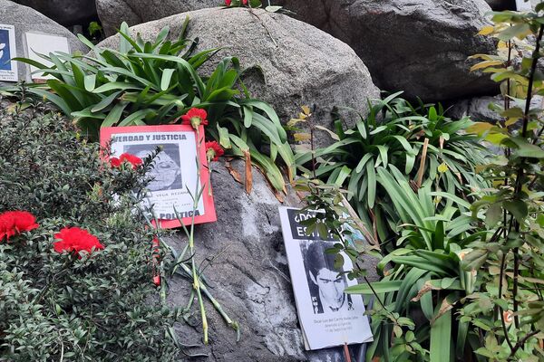 Flores y carteles en el memorial de los ejecutados, detenidos y desaparecidos durante la dictadura chilena  - Sputnik Mundo
