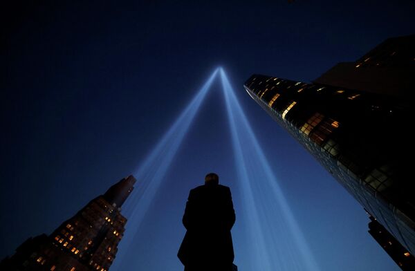 Dos columnas de luz atraviesan el cielo de Nueva York para recordar las Torres Gemelas. - Sputnik Mundo