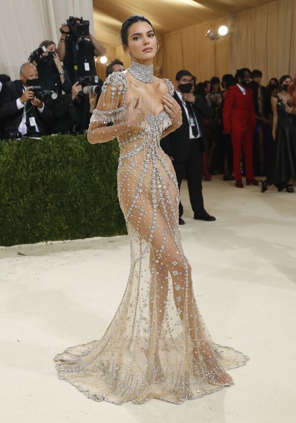 La modelo Kendall Jenner con un vestido con transparencias de Givenchy. - Sputnik Mundo