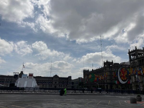 El Zócalo es el epicentro de los festejos del Grito de independencia  en la capital mexicana, que se realizará en la noche del día 15 y el desfile militar, el 16 de septiembre. - Sputnik Mundo