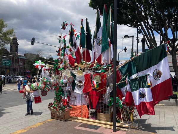 Durante el mes de septiembre, la capital mexicana como todo el país vive la temporada de banderas para conmemorar las fiestas patrias, en torno al Grito de Independencia que se celebra entre el 15 y 16 de septiembre. - Sputnik Mundo