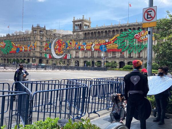 A pesar de las vallas que resguardan el Zócalo, los visitantes aprovechan el decorado alusivo para tomarse fotografías. - Sputnik Mundo