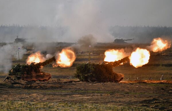En los ejercicios participaron      soldados de las Fuerzas Armadas de Rusia y de los contingentes militares de las Fuerzas Armadas de Bielorrusia.En la foto: unidades de artillería  autopropulsada durante un ejercicio estratégico conjunto. - Sputnik Mundo