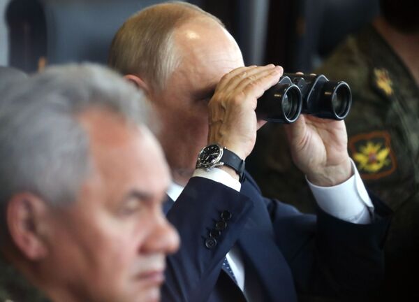 El presidente ruso, Vladímir      Putin, y el ministro de Defensa ruso, Serguei Shoigú, observan las maniobras conjuntas Zapad-2021 en el polígono de Mulino. - Sputnik Mundo
