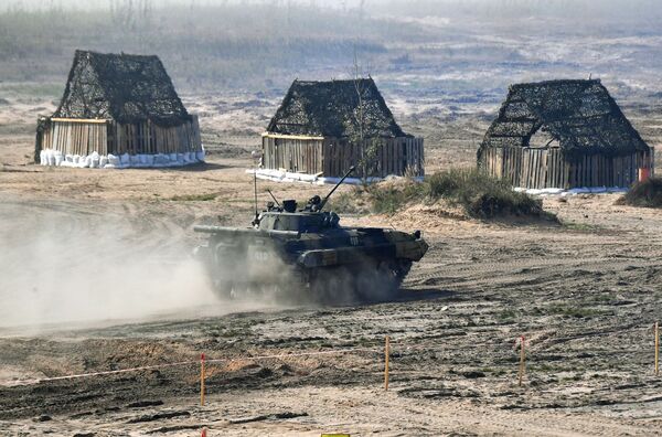 El presidente bielorruso,      Alexandr Lukashenko, declaró que su país tenía previsto comprar armas rusas por un valor de más de 1.000 millones de dólares y que estaba negociando el suministro de sistemas antiaéreos S-400.En la foto: un vehículo de combate de infantería BMP-2 ruso durante las maniobras      Zapad-2021. - Sputnik Mundo