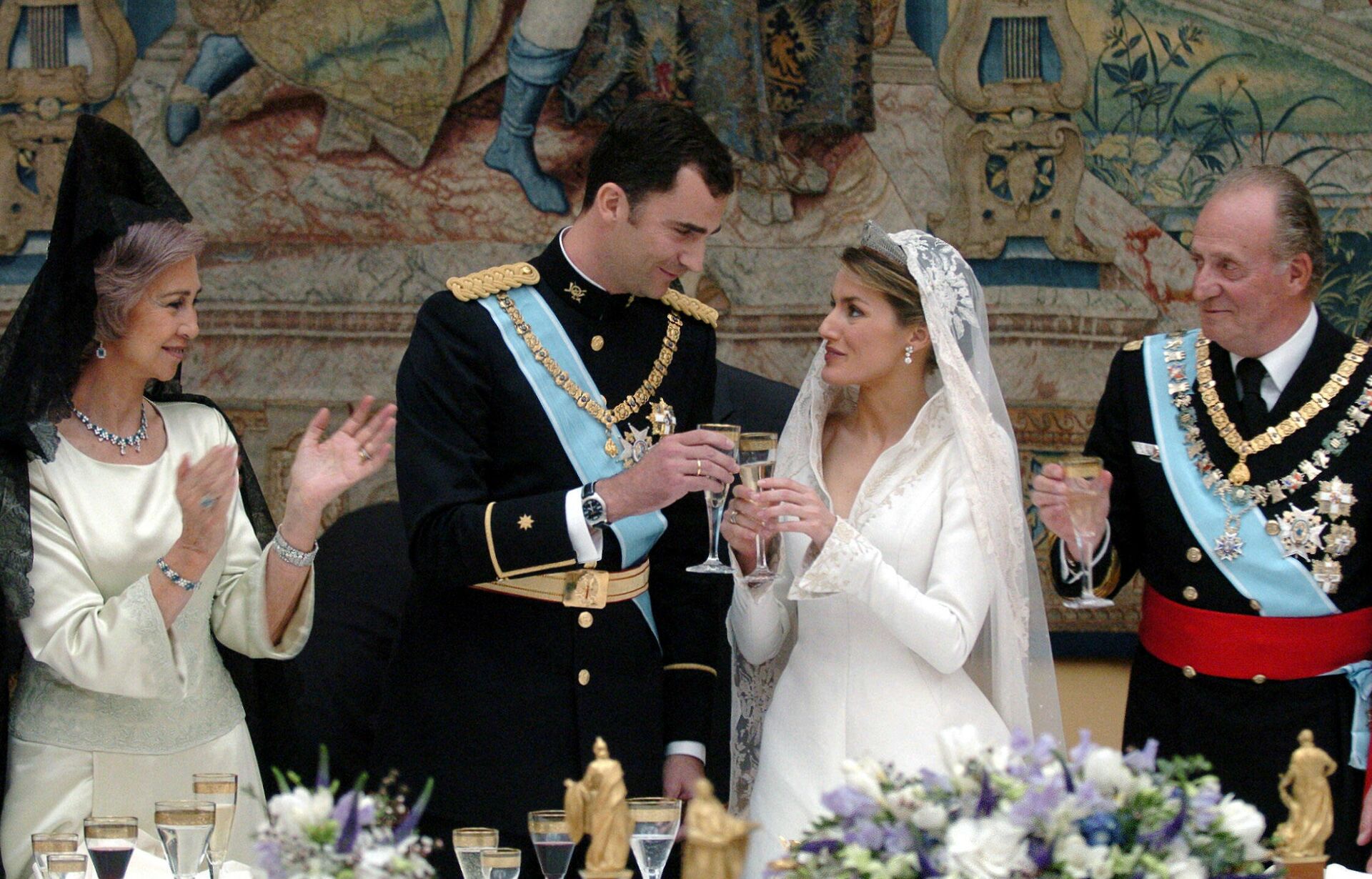Recepción en el Palacio Real de Madrid tras la boda entre Felipe de Borbón y Letizia Ortiz - Sputnik Mundo, 1920, 15.09.2021