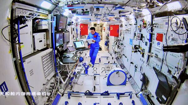 Un astronauta chino en la nave Shenzhou-12 - Sputnik Mundo