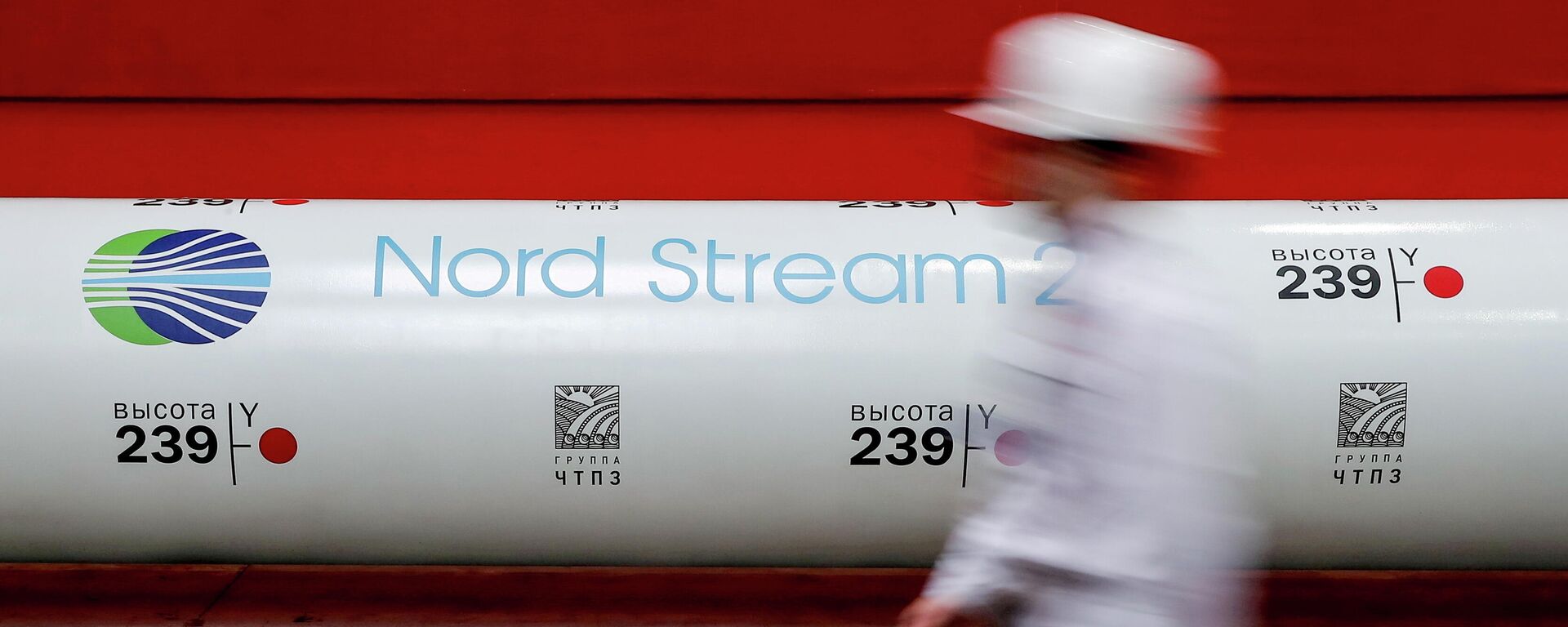 El logotipo del proyecto del gasoducto Nord Stream 2 se ve en una tubería en la planta de laminación de tuberías de Chelyabinsk en Chelyabinsk, Rusia - Sputnik Mundo, 1920, 08.10.2021
