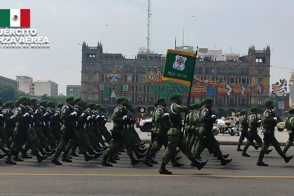 Desfile cívico-militar en el Zócalo de la Ciudad de México - Sputnik Mundo