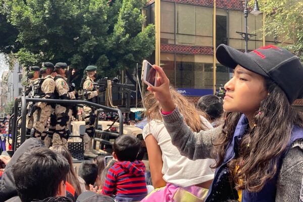 El público asistente al desfile militar aplaudió y fotografió a los efectivos que desfilaron durante más de dos horas, partiendo del Zócalo por la calle 5 de mayo  - Sputnik Mundo